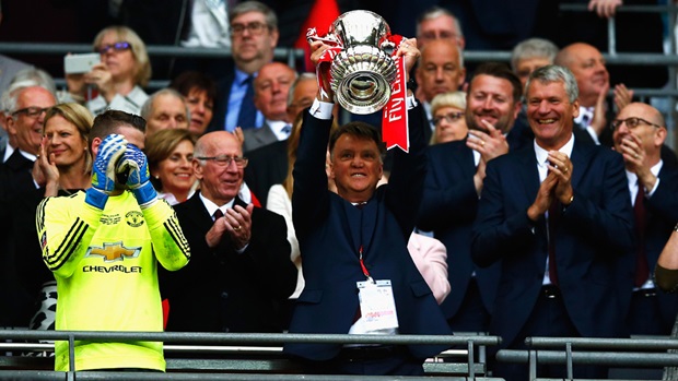 Van Gaal zdobył puchar i Van Gaal odejdzie. MU będzie miał nowego trenera!