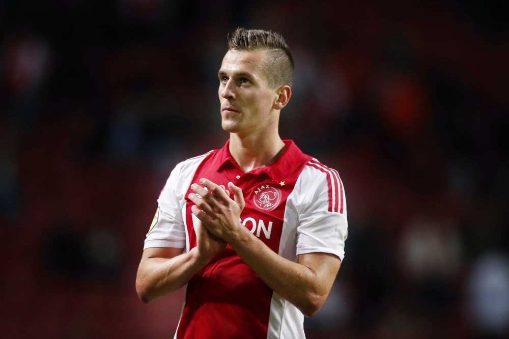 Barcelona przeskoczyła PSG. Milik bohaterem Ajaksu (VIDEO)