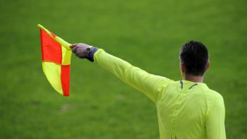 Słynny angielski arbiter dopingował drużynę z League Two, mieszane opinie wśród kibiców i ekspertów (Wideo)