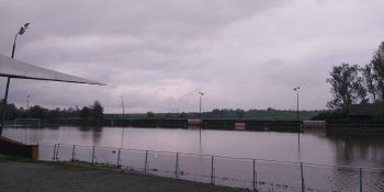 Woda zalewa południe Polski. Klub pokazał zdjęcia swojego boiska. Zamiast murawy ma jezioro, a potem będzie bagno (VIDEO)