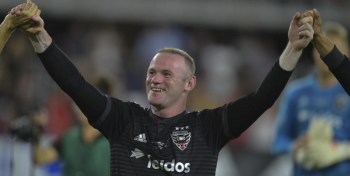 Co za gol Wayne'a Rooney'a. Kapitalne uderzenie Anglika dało wygraną (VIDEO)