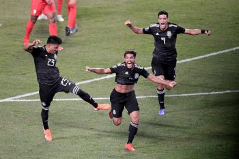 W wielkiej potyczce kontynentalnych gigantów tym razem górą Meksyk. Amerykanie ograni u siebie w finale Gold Cup (VIDEO)