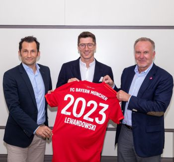 Robert Lewandowski przedłużył kontrakt z Bayernem Monachium. Wygląda na to, że zostanie w tym klubie do końca kariery (Wideo)