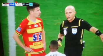 Szymon Marciniak pokazał dwie żółte kartki i nie wyrzucił obrońcy z boiska? Z tego się wybroni się, ale z innej sytuacji raczej nie (VIDEO)
