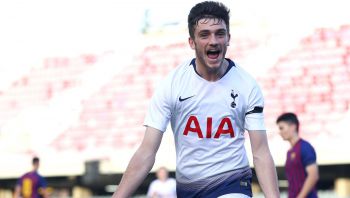 Nie zostanie następcą Harry'ego Kane'a? Zagraniczni giganci ustawiają się po talent Tottenham Hotspur!