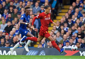 Liverpool FC nie zachwycił, ale Chelsea stałymi fragmentami na wyjeździe ograł. Arsenal w 10 pokonał Aston Villę