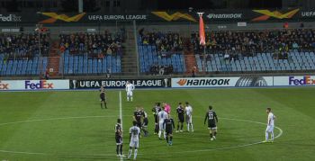 Przerwany mecz Ligi Europy! Kibice wtargnęli na murawę, gdy pojawił się dron (VIDEO)