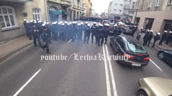 Kibice toczyli swój mecz z policją przed derbami Trójmiasta. Jest nagranie (VIDEO)