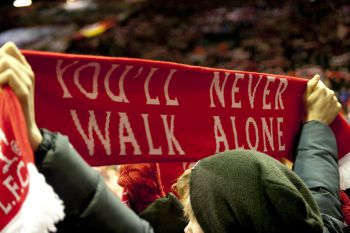 Kibice Liverpool FC pomylili... miasta i nie dotarli na mecz The Reds. Kapitalny gest belgijskiego klubu!