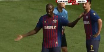 Yaya Toure wyleciał z boiska już po 10 sekundach meczu (VIDEO)