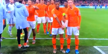Czarnoskóry kapitan reprezentacji Holandii po golu zaprosił kolegę do cieszynki-manifestu przeciwko rasizmowi na stadionach (VIDEO)