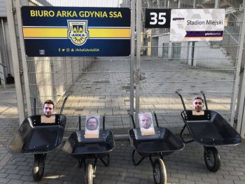 Kibice Arki Gdynia wystawili taczki z wizerunkami klubowych działaczy