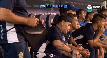 Maradona dostał na ławce... tajemniczą tabletkę. Zachowanie jego współpracowników wywołało lawinę spekulacji (VIDEO)