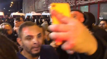 Layvin Kurzawa i jego głupie zachowanie po meczu PSG. Koronawirus ma się dobrze przez takich asów (VIDEO)