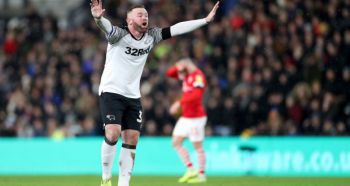 Wayne Rooney: Piłkarze w Anglii są traktowani jak świnki morskie