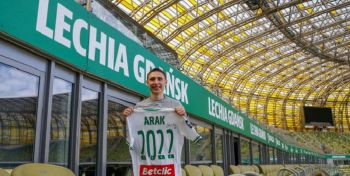 Zagrał w tym sezonie 72 minuty, w sumie strzelił tylko jednego gola, ale podpisał nową umowę z Lechią Gdańsk