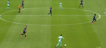 Kolejny fatalny błąd w meczu Bundesligi. Przerwa w sezonie nie służy piłkarzom (VIDEO)