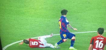 Jak Messi nie wyleciał z boiska... Kolejny raz gwiazdor FC Barcelona potraktowany bardzo ulgowo (VIDEO)