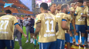 I słychać tylko dźwięk tłuczonego szkła. Piłkarze Zenita łapali się za głowy, po tym jak zniszczyli wywalczone trofeum (VIDEO)