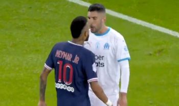 Neymar nie jest taki niewinny. Płakał, że padł ofiarą rasizmu, a sam wcześniej miał użyć haniebnych słów wobec rywala!