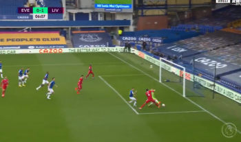 Brutalne wejście w nogi Van Dijka w derbach Liverpoolu. Jedyną konsekwencją... uraz Holendra. Niecodzienna sytuacja (VIDEO)