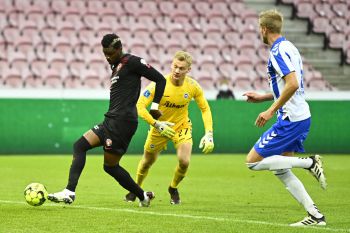 Znalazł sposób na bramkarzy! Tym prostym trikiem oszukał golkipera rywali. Zobacz (VIDEO)