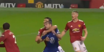 Skandal w hicie Premier League. Sędziowie nie widzieli nic złego w zapaśniczym uścisku w polu karnym... (VIDEO) Chelsea skrzywdzona na Old Trafford