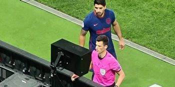 Niecodzienna sytuacja w Lidze Mistrzów. Gwiazdor Ligi Mistrzów nie spodziewał się kartki za takie zachowanie!