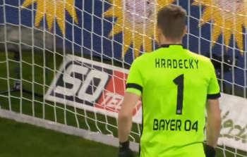 Spektakularny samobój w Bundeslidze. Bramkarz czołowego zespołu ligi zrobił coś niesamowitego (VIDEO)