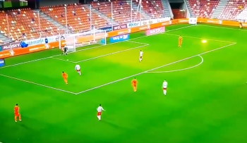 Bramkarz Zagłębia Lubin podarował wygraną Podbeskidziu. Gol po kuriozalnym błędzie na wagę 3 punktów