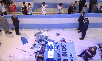 Tłumy żegnają Diego Maradonę. Doszło do zamieszek, wszystko jest transmitowane na żywo