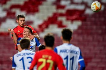Lech wywiesił białą flagę i czekał. Benfica spokojnie rozbiła Kolejorza 