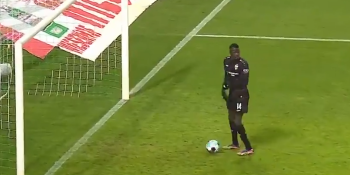 Tak się nie robi... Młody napastnik w meczu Bundesligi strzelił gola w sposób upokarzający rywala. Spotkał się z ostrą reakcją (VIDEO)