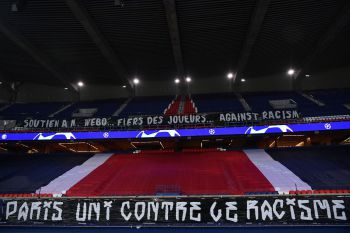 Mecz w Paryżu wznowiony. Nie zabrakło wymownych gestów i transparentów (VIDEO)