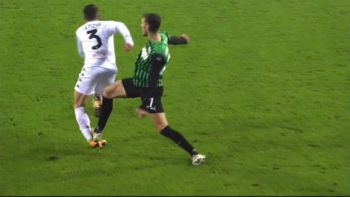 Były as Lechii Gdańsk wyleciał z boiska w Serie A po analizie VAR. Jego zespół dowiózł wygraną i jest wiceliderem (VIDEO)
