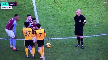 Zachowanie arbitra z Premier League hitem internetu. Zobacz, co zrobił doświadczony sędzia (VIDEO)