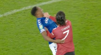 Wielka kontrowersja w meczu Manchester United. Cavani został bohaterem, a powinien wylecieć z boiska?
