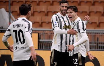 Juventus nie składa broni w walce o scudetto! Świetny duet Dybala - Chiesa dał mistrzowi triumf nad liderującym Milanem na San Siro (VIDEO)
