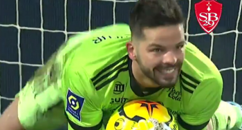 Takie rzeczy w Ligue 1! Ależ to byłby kuriozalny gol samobójczy! Bramkarzowi dopisał jednak fart (VIDEO)