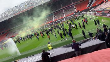 Hit Premier League opóźniony. Wściekli kibice wdarli się na Old Trafford (VIDEO)