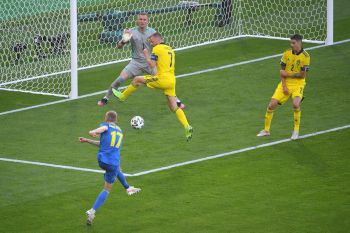 Potop łez Szwedów po golu w doliczonym czasie dogrywki. W ostatniej akcji Ukraińcy trafili osłabionego rywala i grają z Anglią (VIDEO)