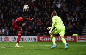 Niesamowity gol snajpera Liverpool FC. Manchester City odpadł po karnych z West Ham (VIDEO)