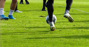 Przerażające sceny, strzelanina na stadionie, został trafiony trener (VIDEO)