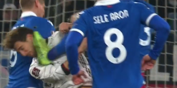 Pierwszy w historii międzynarodowy mecz mężczyzn prowadzony przez kobietę i od razu taka czerwona kartka (VIDEO)