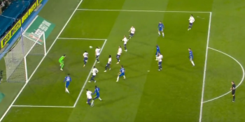 Takiego kuriozalnego samobója dawno nie było. Piłkarze Tottenham Hotspur podarowali gola Chelsea (VIDEO)