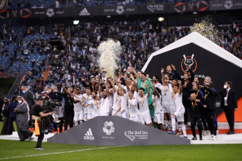 Real sięgnął po trofeum po golach Modricia i Benzemy. Marcelo zrównał się z legendą (VIDEO)