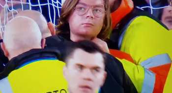 Kuriozalne sceny w Premier League. Kibic przypiął się do słupka (VIDEO)