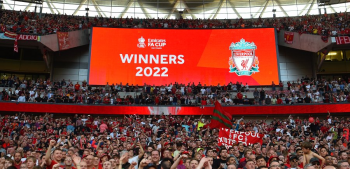 Liverpool znowu ograł karnymi Chelsea i sięgnął po trofeum. Stracił jednak wielką gwiazdę na finał z Realem?