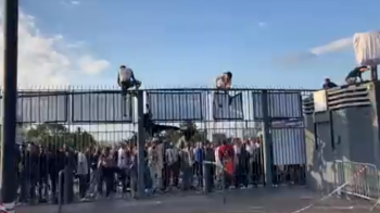 Straszne i skandaliczne sceny przed Stade de France. Finał Ligi Mistrzów opóźniony (VIDEO)