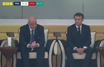 Emmanuel Macron wpadł do szatni Francji po meczu półfinałowym. Chciał porozmawiać z jednym z piłkarzy